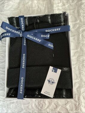 Dockers Black Scarf  and Beanie Gift Set with Branded Ribbon. New